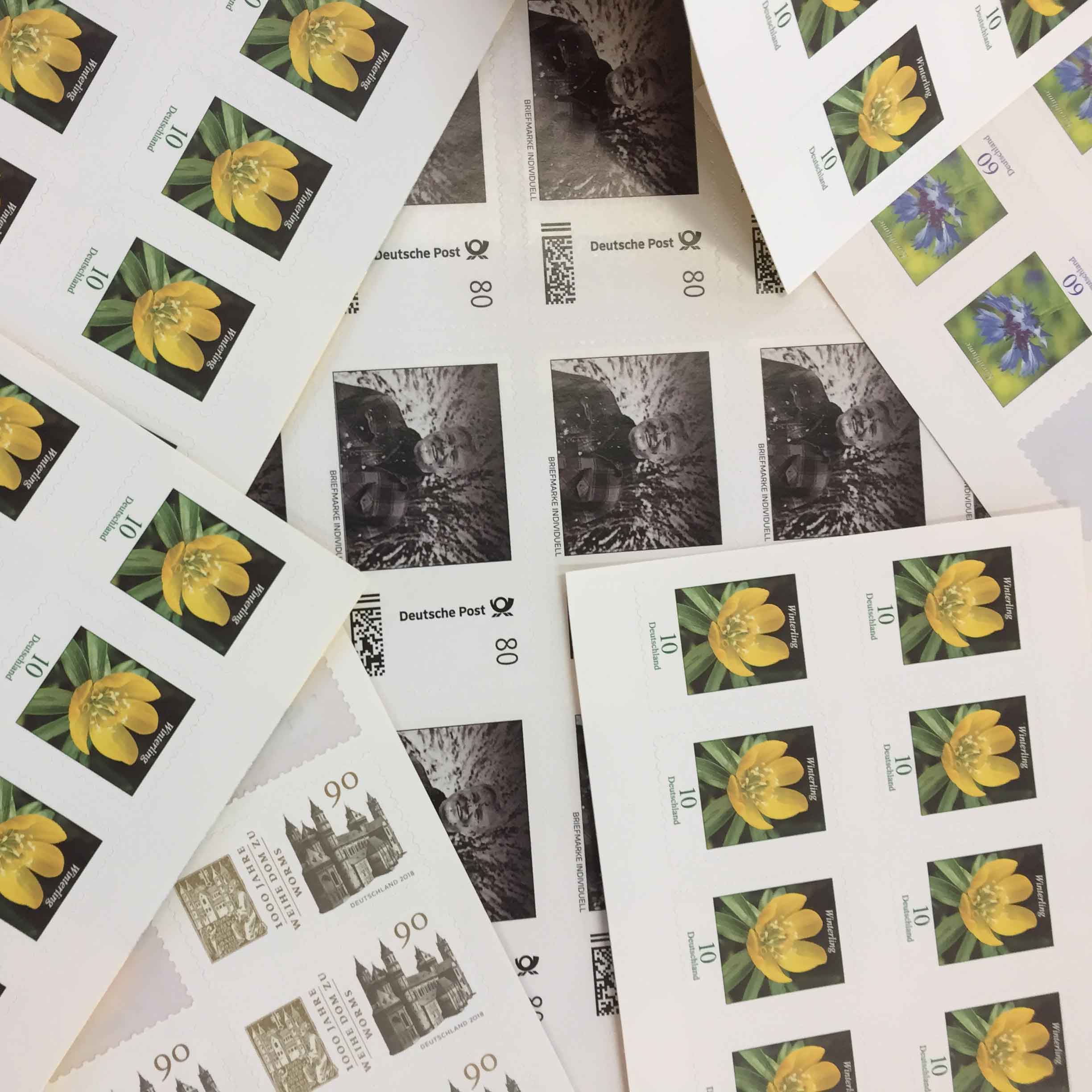 Bild mehrerer Briefmarken die auf einem Haufen liegen