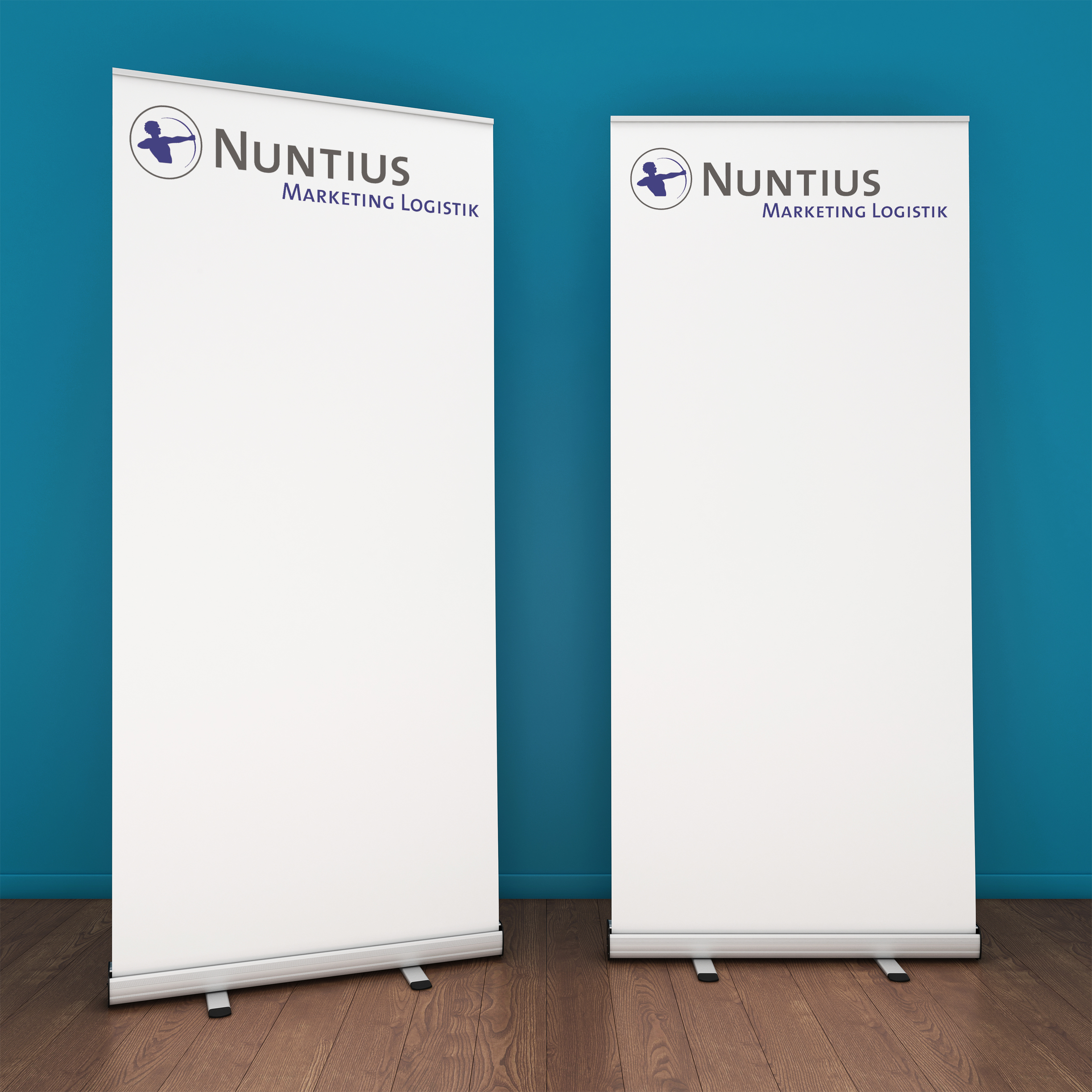 Zwei Roll-Ups vor einem Blauen Hintergrund. Auf beiden ist das Nuntius Logo Drauf.